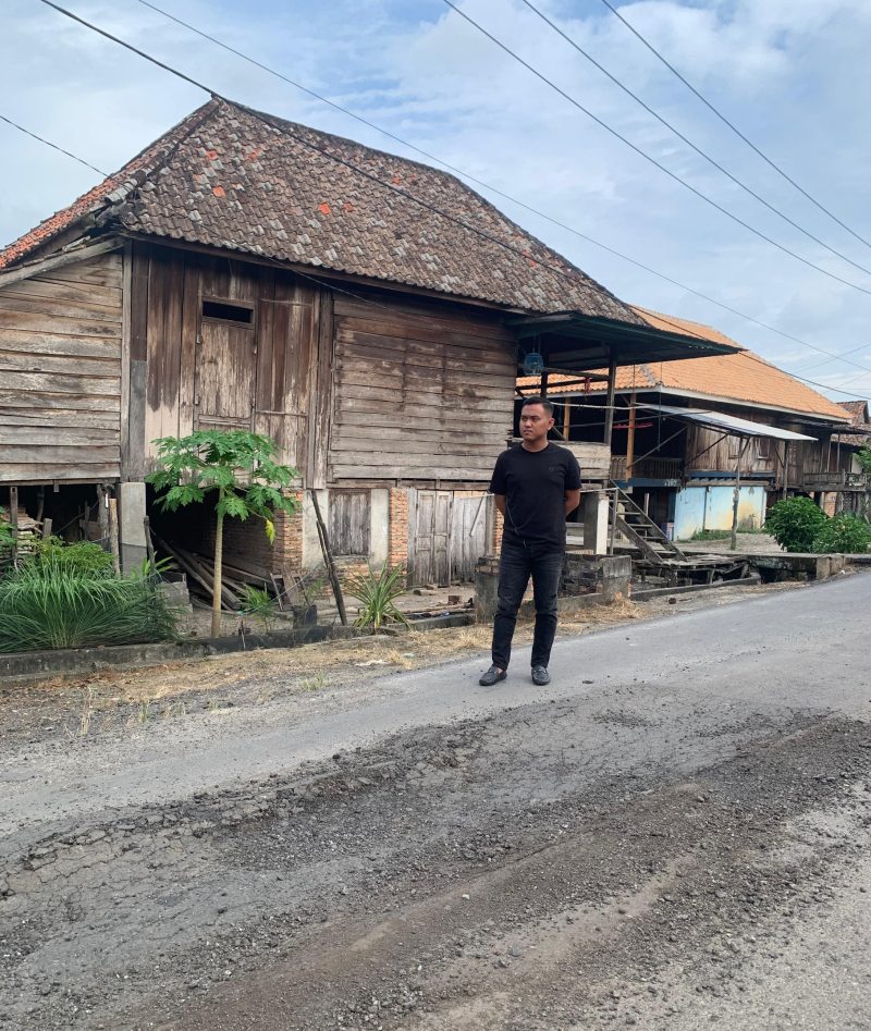 Anggota DPRD Kabupaten OKU Timur, Komisi II, Muhammad Irfanji saat meninjau kondisi jalan Komering. [Foto: RA-WI]