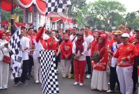 Ketua Tim Penggerak PKK kota Palembang  Dewi Sastrani Ratu Dewa memulai start bagi ribuan warga dan ASN Kota Palembang dalam ajang Jalan Sehat di Kambang Iwak, Jumat 15 Agustus 2025.