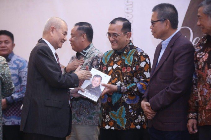 Gubernur Sumsel Dr H Herman Deru mengapresiasi tinggi peluncuran buku Jejak Penjual Kopi karya Ferly Marison yang mengisahkan perjalanan hidup Chairul S Matdiah.