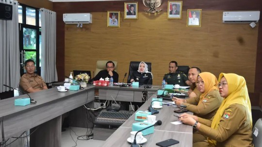 Bupati Musi Rawas Hj Ratna Machmud menyikapi paparan Hasil Kerja Lapangan Penyusunan Rencana Aksi Daerah Kelapa Sawit Berkelanjutan [HKL-PADSB] 2025-2030 Kabupaten Musi Rawas.