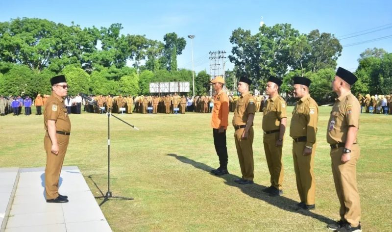 Asisten Administrasi Umum dan Keuangan Mukhlisin memimpin Apel Pagi Bersama di halaman Kantor Bupati Musi Rawas, Senin 15 September 2025.