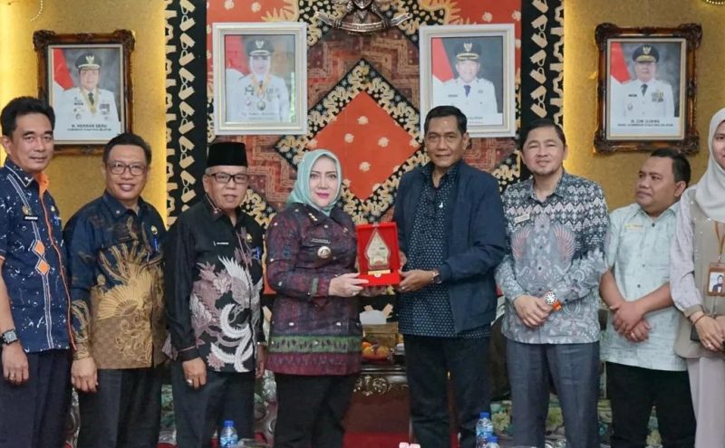 Bupati Musi Rawas Hj Ratna Machmud menerima kunjungan kerja Ombudsman Republik Indonesia di Pendopo Rumah Dinas Bupati Musi Rawas, Kamis 11 September 2025.