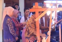 Galeri Kain Tuan Kentang menjadi sorotan setelah dikunjungi Ketua Umum Dewan Kerajinan Nasional [Dekranas] Selvi Gibran dalam rangkaian kunjungan kerjanya ke Palembang, Sabtu 2 Agustus 2025.