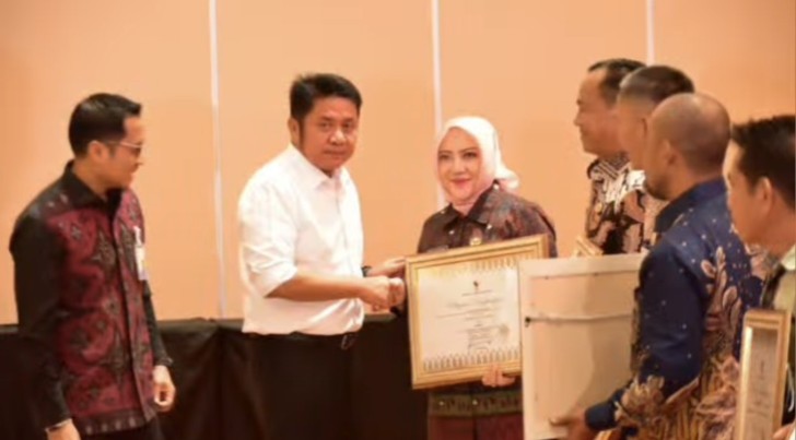 Gubernur Sumsel H Herman Deru memberikan penghargaan Paritrana Award 2024 kepada Bupati Musi Rawas Hj Ratna Machmud di Ballroom Hotel Aryaduta Palembang pada Rabu 27 Agustus 2025.