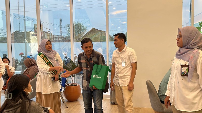 Ketenagakerjaan Cabang Binjai merayakan Hari Pelanggan Nasional 2025 dengan konsep kegiatan sederhana yang penuh makna dengan berinteraksi kepada peserta, mendengarkan masukan hingga berbagi cendramata kepada peserta di kantor cabang.