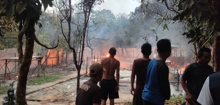 Kobaran api dari sumur minyak tradisional di Desa Kali Berau, Kecamatan Bayung Lencir pada Selasa 9 September 2025, sore sekira pukul 17.00 WIB.