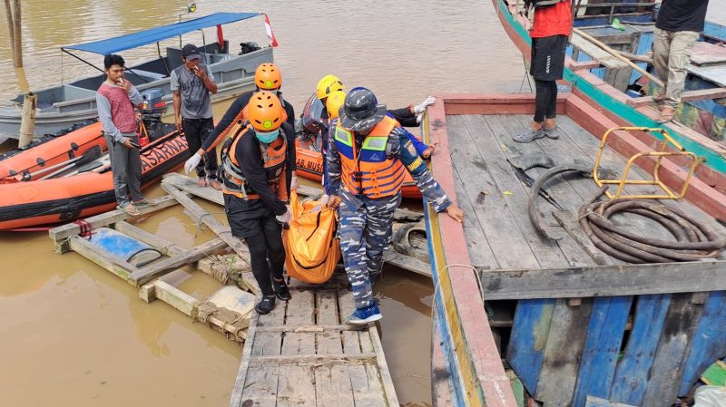 Tim SAR Gabungan akhirnya berhasil menemukan jasad Sukriyadi, operator excavator yang tenggelam di Sungai Dawas, Desa Teluk Kemang, Kecamatan Sungai Lilin, Kabupaten Musi Banyuasin, setelah dua hari pencarian.