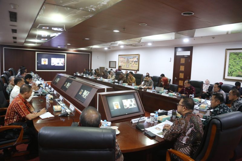 Rapat koordinasi yang digelar di Ruang Rapat Utama, Gedung Bina Graha Kantor Staf Presiden [KSP], Jakarta, Jumat 12 September 2025, turut dihadiri oleh Sekretaris Daerah Sumatera Selatan [Sekda Sumsel] Drs H Edward Candra MH.