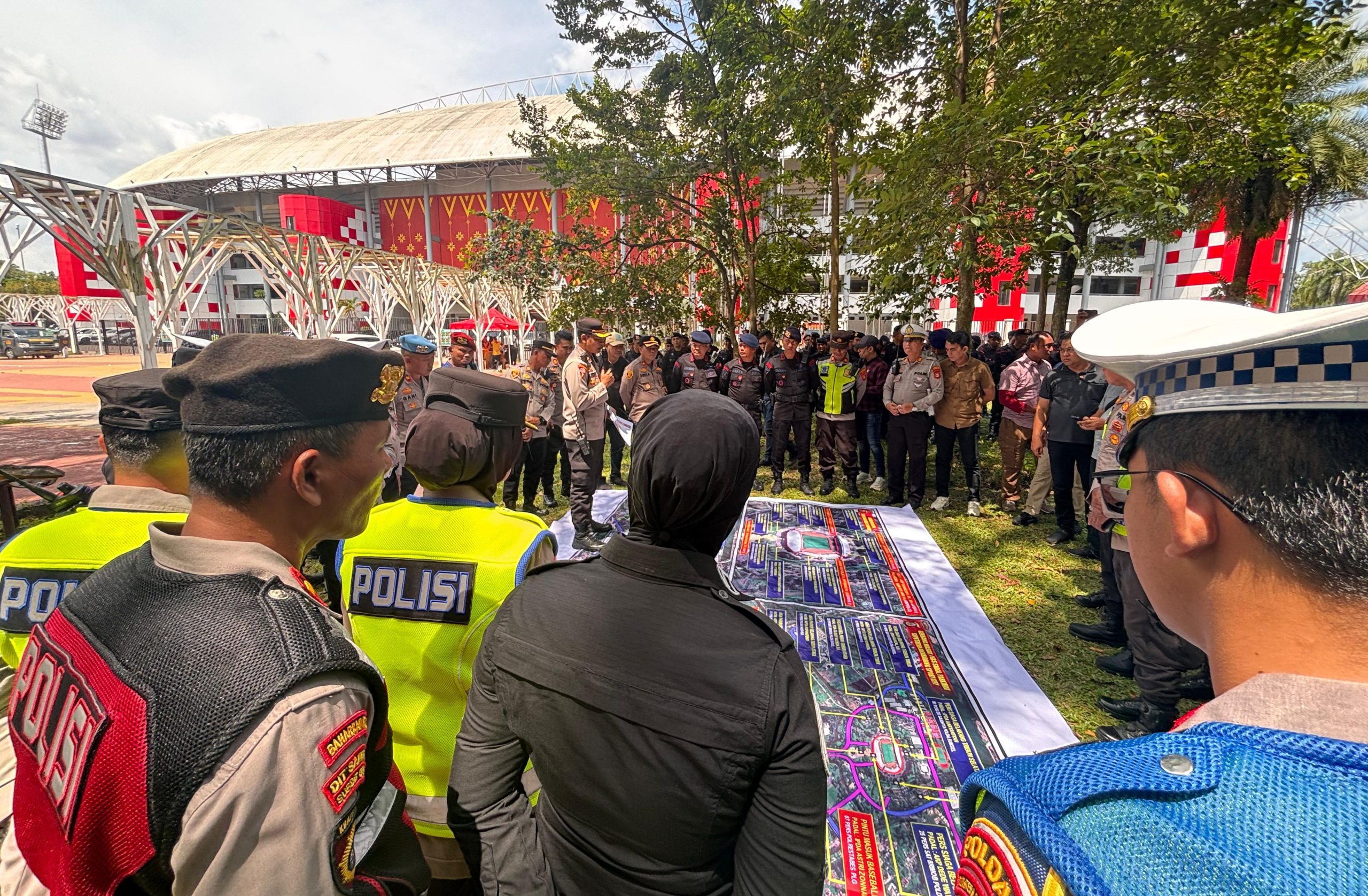 Persiapan personel Polda Sumsel dalam memberikan pengamanan humanis bagi para penonton, pemain dan panitia penyelenggara di Stadion Jakabaring Sport Center [JSC], Minggu 14 September 2025.