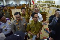 Wali Kota Palembabg Ratu Dewa memberikan keterangan soal tindakan tegas terhadap truk/kontainer "kendaraan besar" masuk jalan Protol hingga revisi Perwali 20/2019, Senin 15 September 2025.