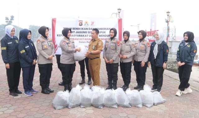 Menyambut Hari Jadi ke-77, Polwan Polda Sumsel melakukan tebar ribuan benih ikan di pinggiran Sungai Musi, Selasa 16 September 2025.