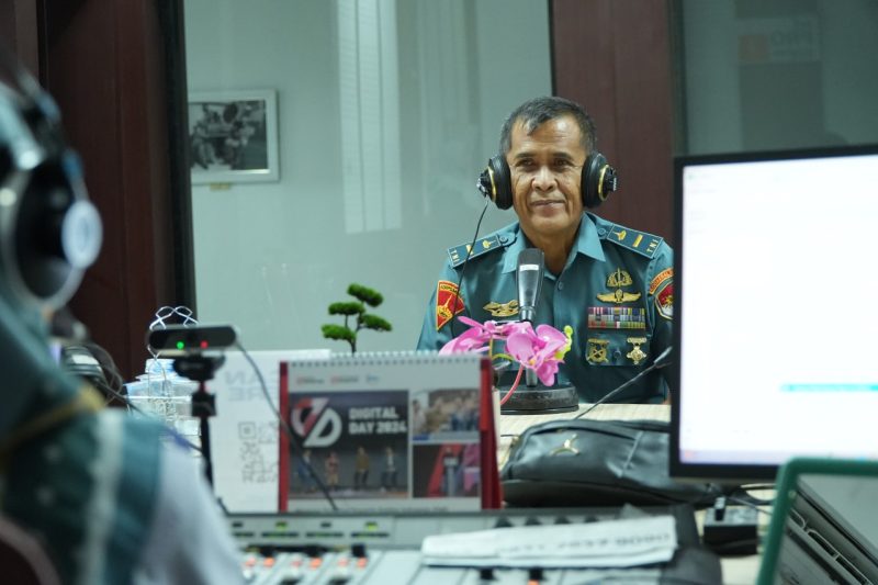 Dansatma Lanal Palembang, Letda Marinir Ahmad Zaidan saat dialog interaktif di Radio Republik Indonesia [RRI] Palembang dalam rangka rangka peringtan Hari Palang Merah Indonesia [PMI] ke-80.