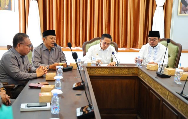 Ketua FKUB Palembang, Imron Rosyidi, saat beraudiensi dengan Wali Kota Palembang Ratu Dewa dan Wakil Wali Kota Prima Salam, di rumah dinas wali kota, Jalan Tasik, Kamis 18 September 2025.