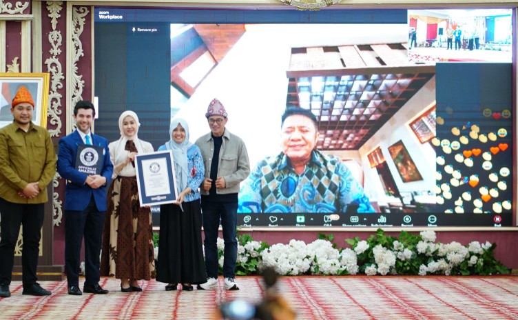 Sebanyak 25.000 guru dari seluruh Indonesia mengikuti pelatihan kecerdasan buatan [Artificial Intelligence/AI] terbesar di dunia  pada Sabtu 20 September 2025, di Griya Agung Palembang dengan konsep hybrid.