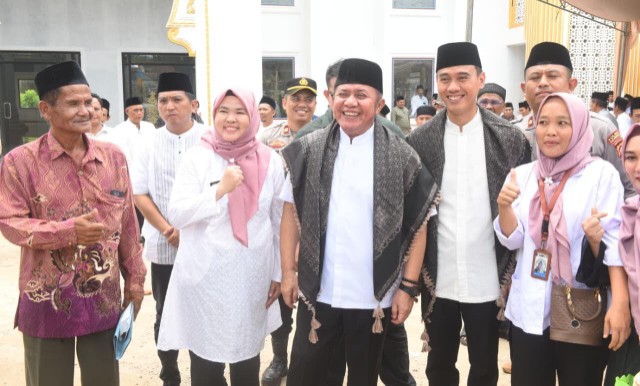 Gubernur Sumsel H Herman Deru bersama Bupati OKI H Muchendi Ishak Mekki bersama Ribuan masyarakat desa Gading Raja, Kecamatan Pedamaran Timur berkumpul dalam pengajian memperingati Maulid Nabi Muhammad SAW 1447 Hijriah.