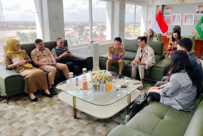 Wali Kota Palembang Ratu Dewa menerima audiensi dari Forum Mahasiswa Arsitektur Sumatera Selatan, Senin 22 September 2025.