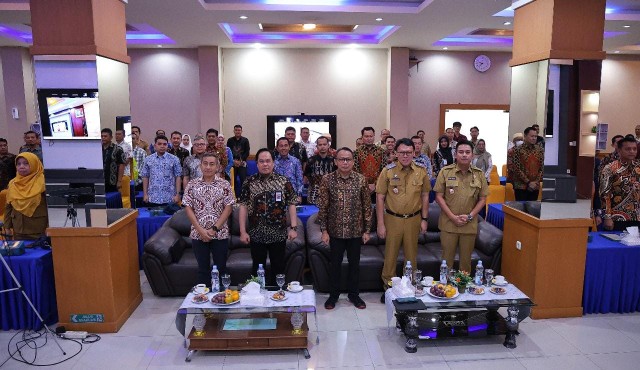 Asisten III Setda Kota Palembang, Akhmad Bastari, menghadiri kegiatan Asistensi Pengenalan Tarif PBB-P2, Assessment Ratio, dan Tarif untuk Lahan Produksi Pangan dan Ternak yang digelar di Aula Gedung Keuangan Negara, Palembang, Selasa 23 September 2025.