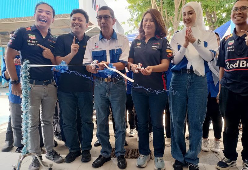 Owner Mobil Car Care Bengkel PASS Ishak Yulian Yusuf, bersama General Manager Sales Exxon Mobil Lubricants Indonesia Kartika, memotong pita dala pengelolaan praktik bengkel baru.