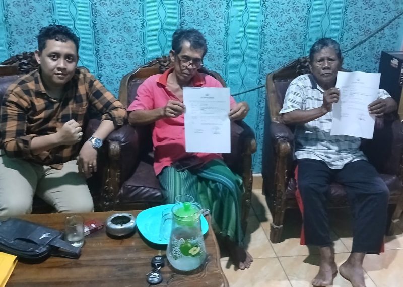 warga dusun V Desa Tanjung Kemala didampingi Kuasa Hukumnya Deny Setia Budi SH, menujukkan tanda terima surat pengaduan dari Polres OKU. [Foto: AbV-WI]