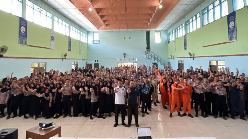 Polres Lahat melakukan edukasi dan sosialisasi tentang bahaya narkoba di SMK Negeri 1.