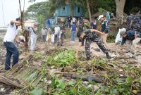 Pangkalan TNI Angkatan Laut [Lanal] Palembang melalui Binpotmar 1 Ilir menggelar aksi bersih-bersih atau bakti teritorial di pesisir Sungai Musi pada Jumat 26 September 2025.