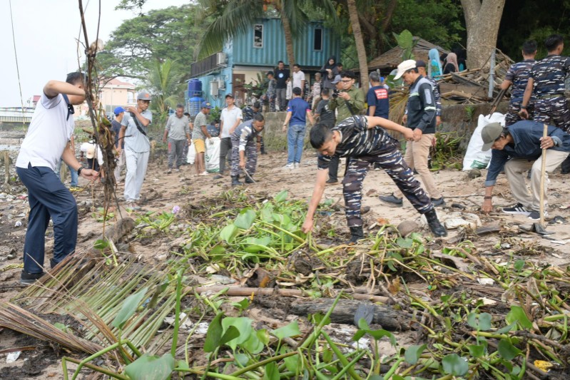 Pangkalan TNI Angkatan Laut [Lanal] Palembang melalui Binpotmar 1 Ilir menggelar aksi bersih-bersih atau bakti teritorial di pesisir Sungai Musi pada Jumat 26 September 2025.