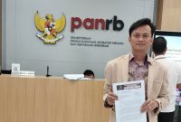 Ketua LGI Sumsel, Al Anshor SH, usai menyerahkan surat laporan terkait dugaan pelanggaran Sistem Merit dalam Promosi Jabatan PNS Kota Palembang, ke Kementerian Pendayagunaan Aparatur Negara dan Reformasi Birokrasi [KemanPAN-RB] di Jakarta. [Foto: AbV-WI]