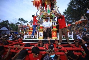 Gubernur Sumsel Herman Deru menghadiri prosesi Ngaben Massal [Fitra Yadnya] yang digelar di Desa Adat Dharma Yoga, Kecamatan Lempuing, Kabupaten OKI.  