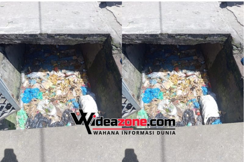 Sampah di sepanjang parit Jalan Panglima Polem Kisaran, Kabupaten Asahan, Sumatera Utara kian menumpuk. [Foto: SHD-WI]