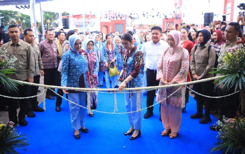 Sriwijaya Expo 2025 Resmi Dibuka, Ketua Umum Dekranasda Selvi Gibran Tinjau Produk Kriya Sumsel