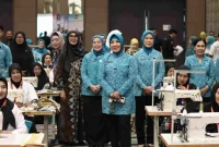 Ketua Umum Tim Penggerak [TP] PKK Pusat, Tri Suswati Tito Karnavian, secara resmi membuka kegiatan Bimbingan Teknis [Bimtek] Dasar Menjahit bagi calon wirausaha baru, di Ballroom Hotel Harper Palembang, Kamis 31 Juli 2025, turut dihadiri Ketua TP PKK Provinsi Sumatera Selatan, Hj Febrita Lustia Herman Deru.