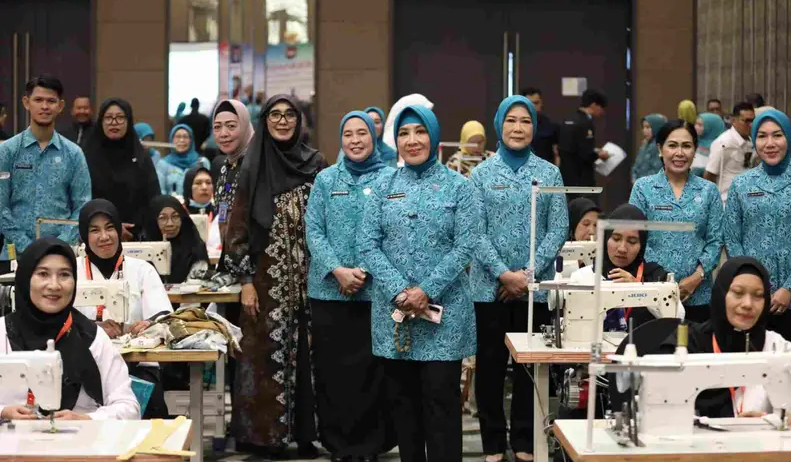 Ketua Umum Tim Penggerak [TP] PKK Pusat, Tri Suswati Tito Karnavian, secara resmi membuka kegiatan Bimbingan Teknis [Bimtek] Dasar Menjahit bagi calon wirausaha baru, di Ballroom Hotel Harper Palembang, Kamis 31 Juli 2025, turut dihadiri Ketua TP PKK Provinsi Sumatera Selatan, Hj Febrita Lustia Herman Deru.