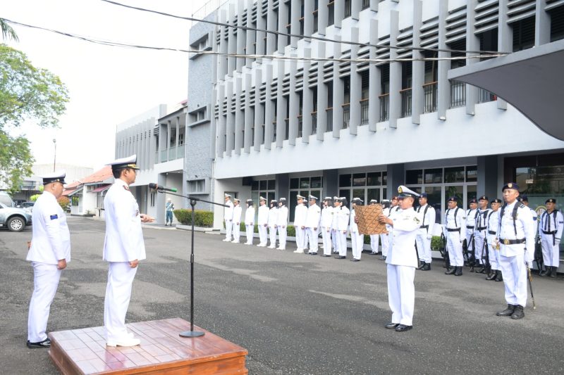 Komandan Pangkalan TNI Angkatan Laut [Danlanal] Palembang, Kolonel Laut (P) Faisal MM MTr Hanla bertindak sebagai Inspektur Upacara [Irup] dalam memperingati HKP di Lapangan Markas Komando [Mako] Lanal Palembang pada Rabu, 1 Oktober 2025.