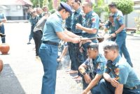Prosesi syukuran bagi 16 personel Pangkalan TNI Angkatan Laut [Lanal] Palembang menyandang kenaikan pangkat satu tingkat lebih tinggi, di Mako Lanal Palembang, 1 Oktober 2025. [Foto: Suherman-WI]