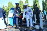 Pangkalan TNI Angkatan Laut [Lanal] Palembang memimpin delegasi prajurit Jalasena dalam Upacara Ziarah Nasional di Taman Makam Pahlawan [TMP] Ksatria Ksetra Siguntang, Palembang, pada Jumat 3 Oktober 2025.