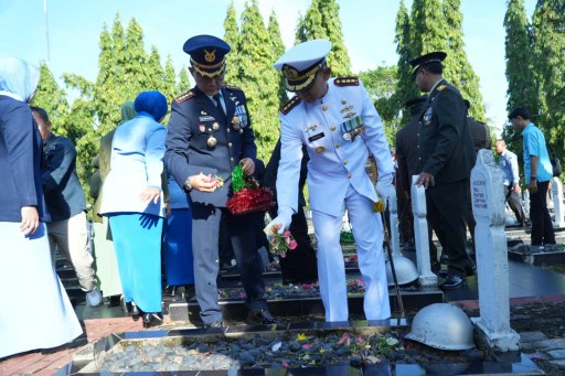 Pangkalan TNI Angkatan Laut [Lanal] Palembang memimpin delegasi prajurit Jalasena dalam Upacara Ziarah Nasional di Taman Makam Pahlawan [TMP] Ksatria Ksetra Siguntang, Palembang, pada Jumat 3 Oktober 2025.