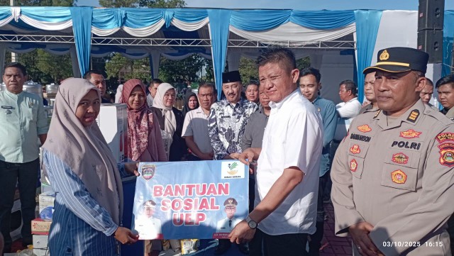 Secara sombolis, Bupati OKU Timur Ir H Lanosin MT MM menyerahkan bantuan UEP dan bansos sembako di Taman Tani Merdeka Martapura, Jumat 3 Oktober 2025.