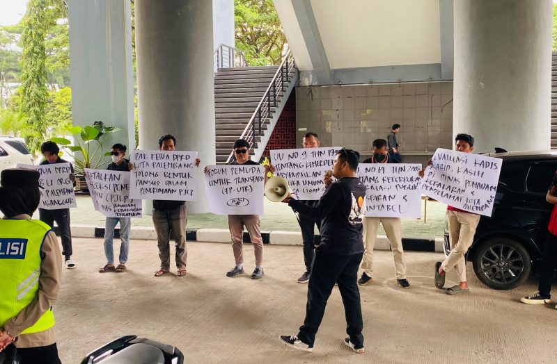 FP-UTR menggelar aksi demo di DPRD Kota Palembang soal desakan pembatalan hasil PJLP pada Dinas Damkar Palembang, Senin 6 Oktober 2025.