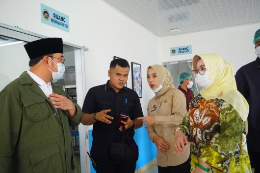 Wakil Wali Kota Palembang, Prima Salam, meresmikan Satuan Pemenuhan Pelayanan Gizi [SPPG] di Yayasan Fauzi Tiga Wijaya, Kecamatan Gandus, Kamis 9 Oktober 2025.