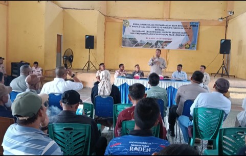 Wabup Bupati Iwan Tuaji SH dalam sosialisasi rencana pertambangan blok PT Madya Utama Lima Jobsite, PT Pendopo Energi Batubara [PEB] bersama dengan warga Desa Benuang dan Desa Beruge Darat dengan dihadiri Manager [GM] PT Madya Lima Jobsite, Ahmad Rizki, Dinas Lingkungan Hidup PALI, Dishub, Dinas Tenaga Kerja, dan Polsek Talang Ubi pada Jumat 10 Oktober 2025.
