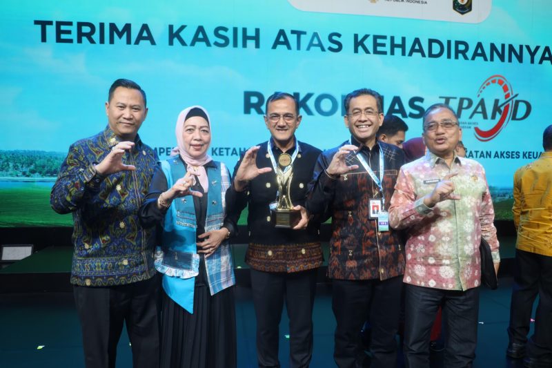 Gubernur Herman Deru melalui Sekda Sumsel menerima penghargaan TPAKD Award 2025 di Jakarta.