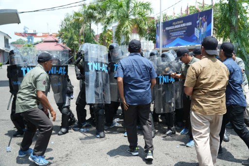 Pangkalan TNI Angkatan Laut [Lanal] Palembang menggembleng puluhan personel Satuan Pengamanan Kantor Perwakilan Bank Indonesia Provinsi Sumatera Selatan [Satpam BI Sumsel] dalam penanggulangan huru hara [PHH].