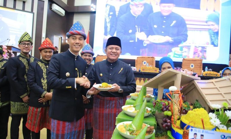 Gubernur Sumatera Selatan [Sumsel] Dr H Herman Deru didampingi Ketua TP PKK Provinsi Sumsel Hj Feby Deru menghadiri Hari Jadi ke-80 Kabupaten Ogan Komering Ilir [OKI] dalam Rapat Paripurna Istimewa DPRD Kabupaten OKI, Sabtu 11 Oktober 2025 pagi.