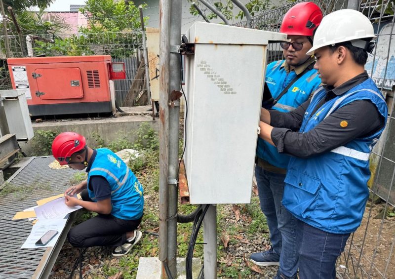 PT PLN [Persero] Unit Induk Distribusi Sumatera Selatan, Jambi, dan Bengkulu [UID S2JB] memastikan keamanan dan akurasi pemakaian listrik pelanggan melalui pemeriksaan kWh meter bersama Instalasi Tenaga Listrik Gabungan di Kota Jambi. 