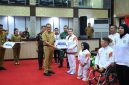 Gubernur Sumsel H Herman Deru melalui Sekretaris Daerah Provinsi Sumsel, Drs H Edward Candra MH menyerahkan bonus penghargaan kepada para atlet dan pelatih kontingen Sumsel yang sukses mengharumkan nama daerah di ajang Pekan Paralimpik Nasional [PEPARNAS] XVII Tahun 2024 di Solo, Jawa Tengah.