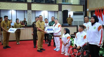 Gubernur Sumsel H Herman Deru melalui Sekretaris Daerah Provinsi Sumsel, Drs H Edward Candra MH menyerahkan bonus penghargaan kepada para atlet dan pelatih kontingen Sumsel yang sukses mengharumkan nama daerah di ajang Pekan Paralimpik Nasional [PEPARNAS] XVII Tahun 2024 di Solo, Jawa Tengah.