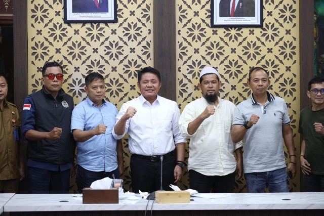 Gubernur Sumatera Selatan [Sumsel] Dr H Herman Deru menunjukkan kepeduliannya terhadap dunia olahraga, khususnya sepak bola, dengan membuka ruang dialog bersama para suporter Sriwijaya Football Club [SFC].