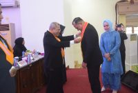 Edward dikukuhkan dalam upacara pelantikan sarjana, magister, dan doktor periode Oktober 2025 yang digelar di Graha Unsri Bukit Besar, Palembang, Selasa 14 Oktober 2025. Prosesi tersebut dipimpin oleh Dekan FISIP Unsri, Ardiyan Saptawan.