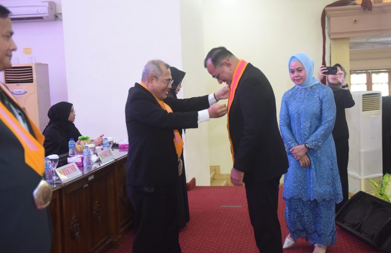 Edward dikukuhkan dalam upacara pelantikan sarjana, magister, dan doktor periode Oktober 2025 yang digelar di Graha Unsri Bukit Besar, Palembang, Selasa 14 Oktober 2025. Prosesi tersebut dipimpin oleh Dekan FISIP Unsri, Ardiyan Saptawan.