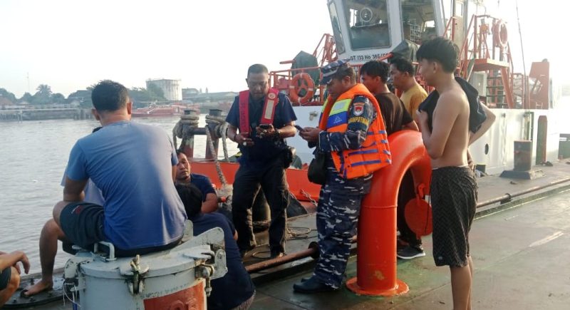 Pangkalan TNI Angkatan Laut [Lanal] Palembang mengerahkan personel dan unsur dengan cepat untuk menanggulangi insiden tenggelamnya Kapal Tug Boat Mitra Kencana X di perairan Sungai Musi, Kecamatan Ilir Timur II Palembang, Rabu 15 Oktober 2025.